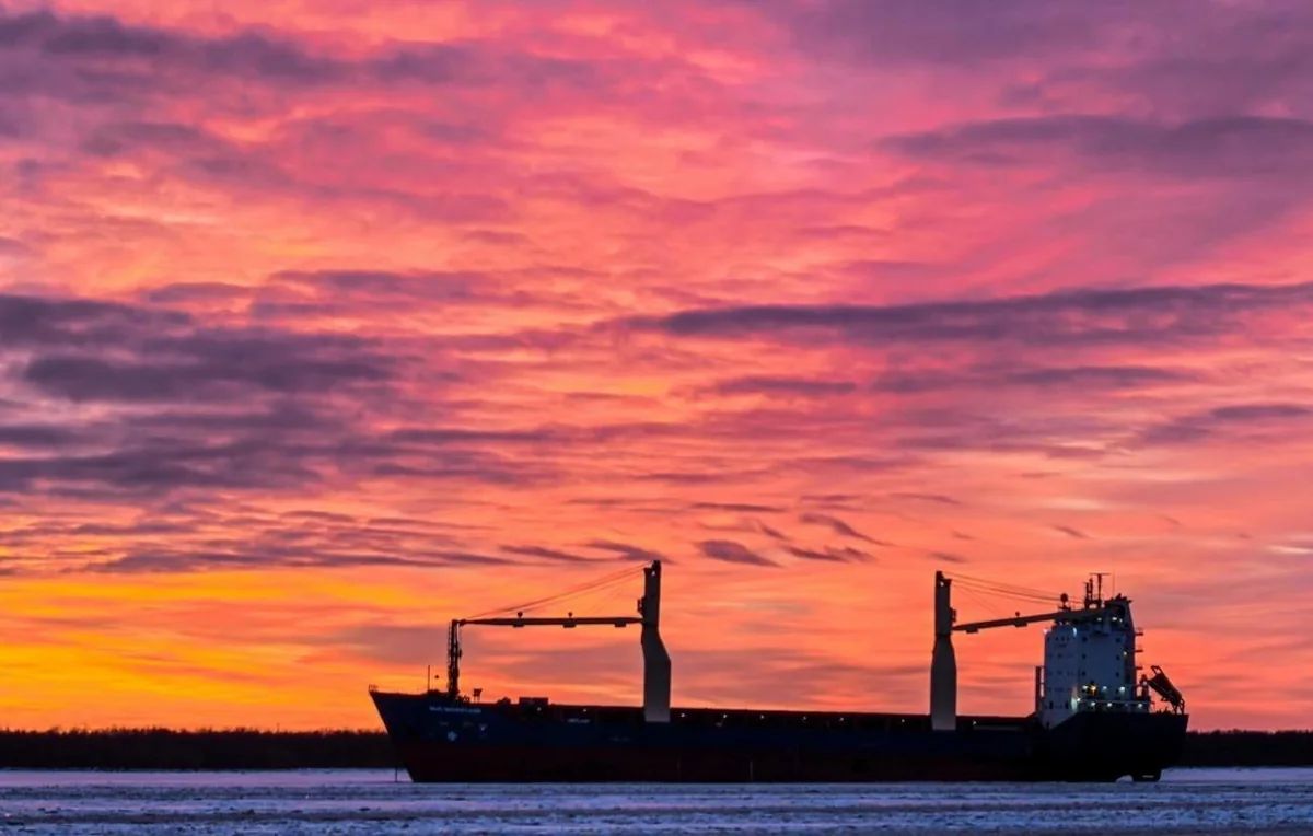 Azov dənizində yük gəmisinə PUA hücumu nəticəsində iki nəfər həlak olub