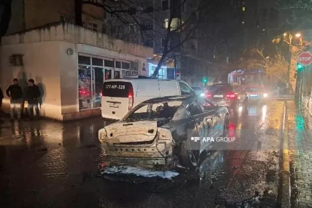 Hərbi Prokurorluğun qarşısında maşın yandı - FOTO