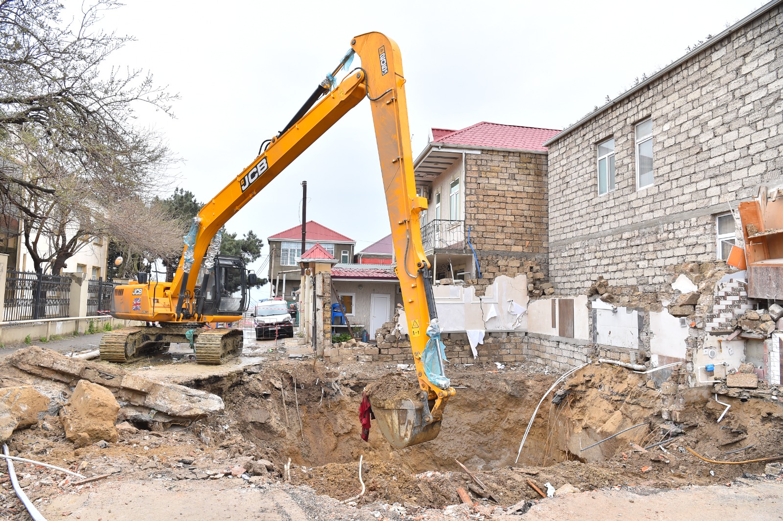 Kollektorun üzərində tikilən ev söküldü, xəttin bərpası işlərinə başlanıldı
