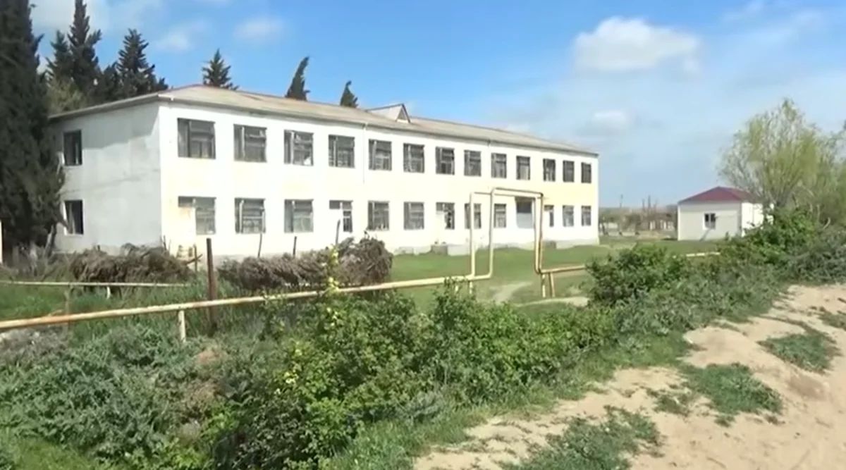 Biləsuvarda məktəblərin birləşdirilməsi ciddi narazılıq yaratdı - VİDEO