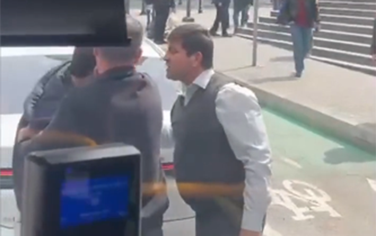 Avtobus sürücüsünü yumruqla vuran şəxs - Tutuldu