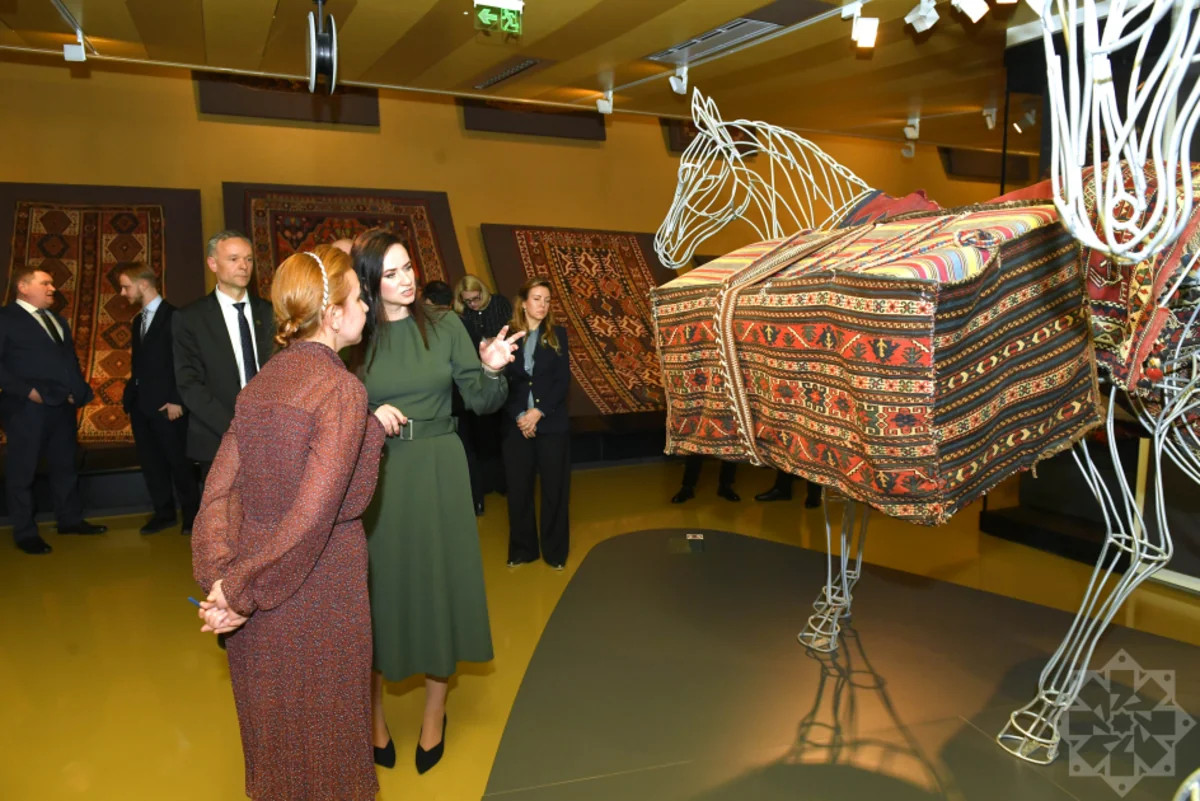 Baş nazir Milli Xalça Muzeyində - FOTOLAR