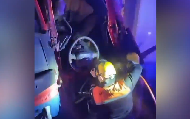 Qəzaya düşən sürücü belə xilas edildi - Video