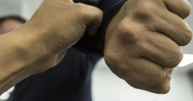 Məktəbdə insident: müəllim valideyni döydü