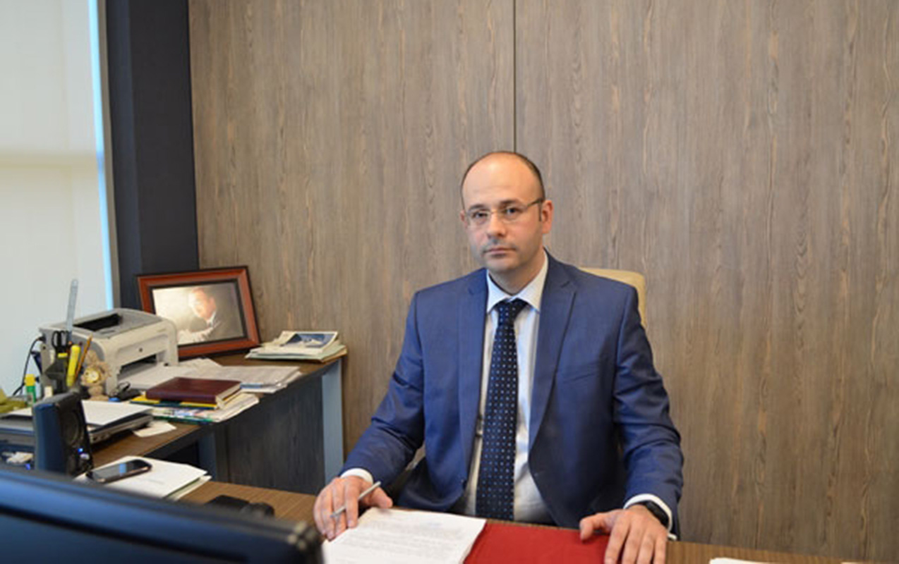 Yeni sədr işdən çıxartdığı rəisin əvəzinə onu təyin etdi