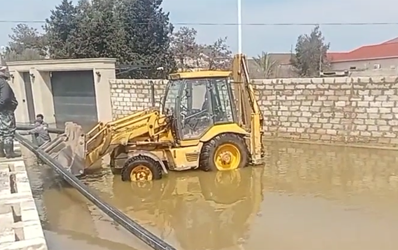 Bu ərazilər də yağış sularından təmizlənir - Video