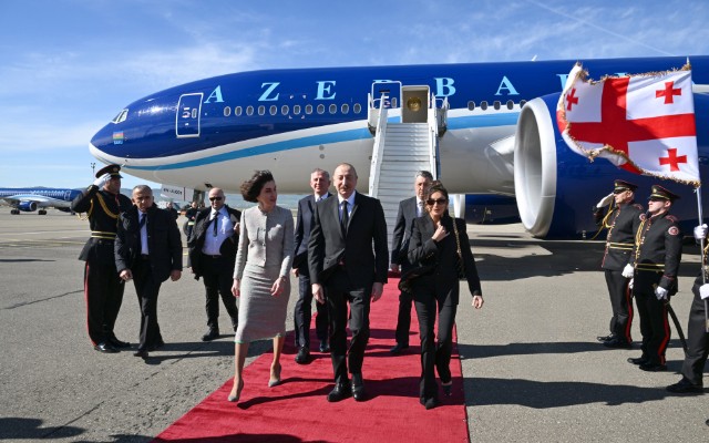 İlham Əliyevin Gürcüstanda qarşılanma mərasimindən eksklüziv kadrlar