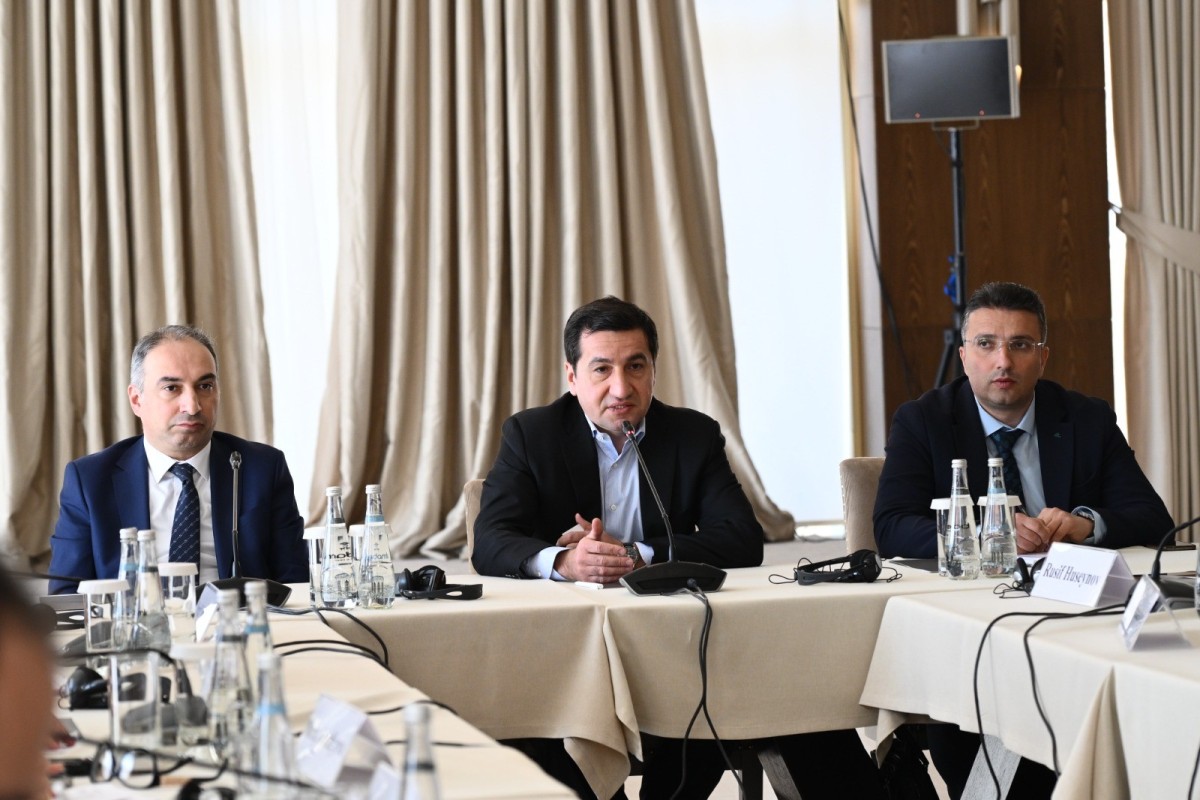 Hikmət Hacıyev “Sülh Körpüsü” təşəbbüsünün iştirakçıları ilə görüşə dair paylaşım edib