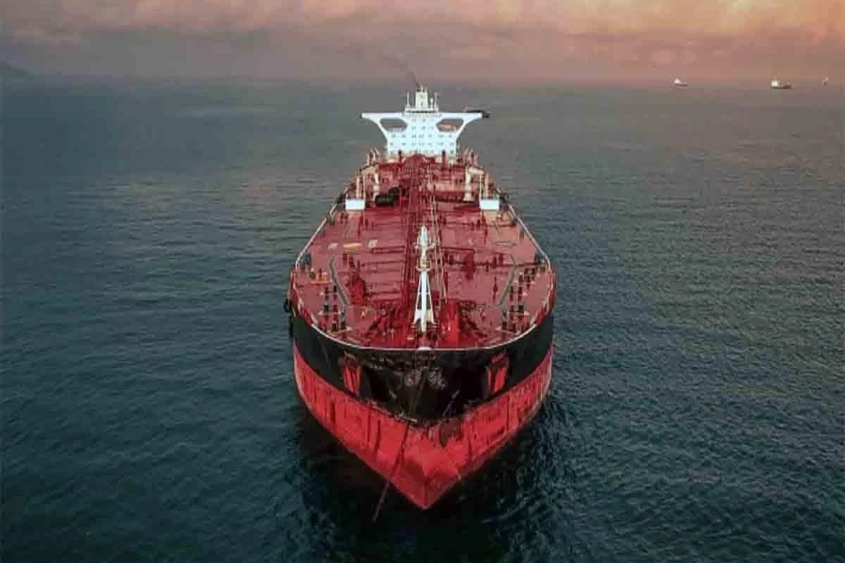 Hörmüz boğazını keçmək istəyən iki boş supertanker geri dönüb