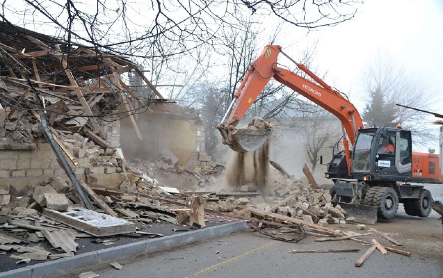 Qərar verildi - Bu binalar söküləcək
