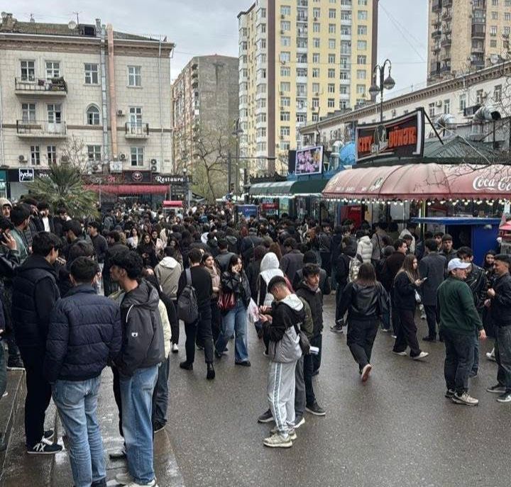 Metro dayandı, sərnişinlər yollarda qaldı - FOTO