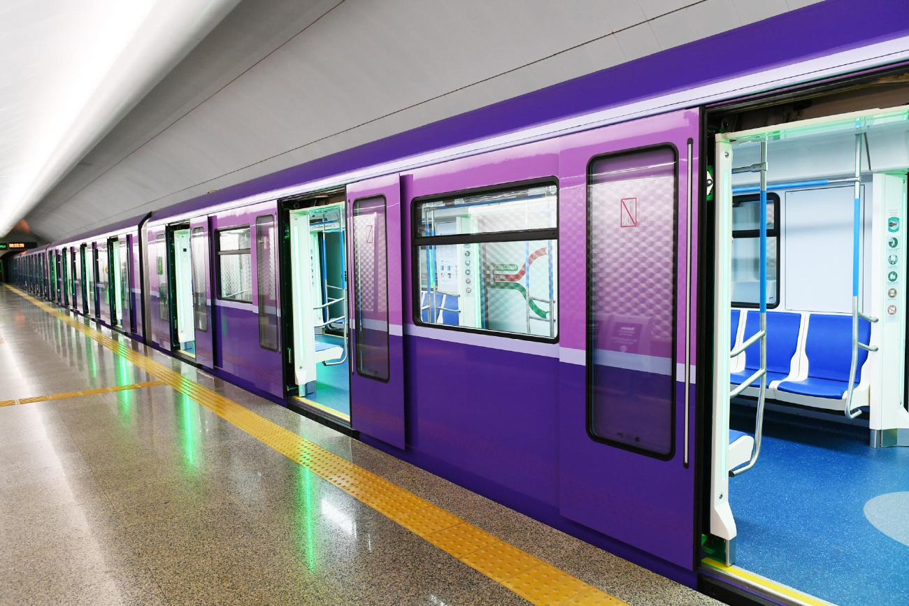 Bakı metrosunda qatar yoluna düşən sərnişin öldü