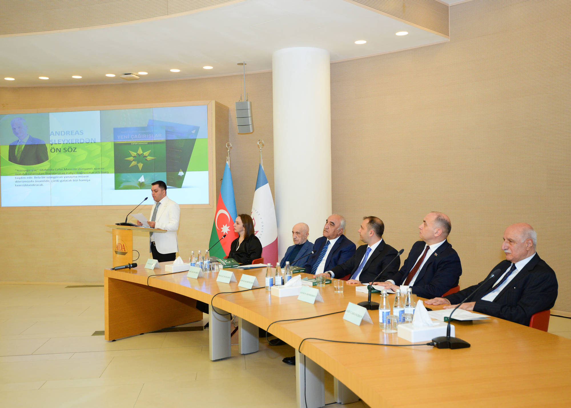 Qlobal təhsil təcrübələrini birləşdirən “Yeni çağırışlar” kitabı təqdim edildi