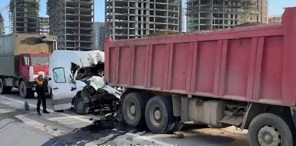 Bakıda yük maşınları toqquşub, sürücü xilas edilib