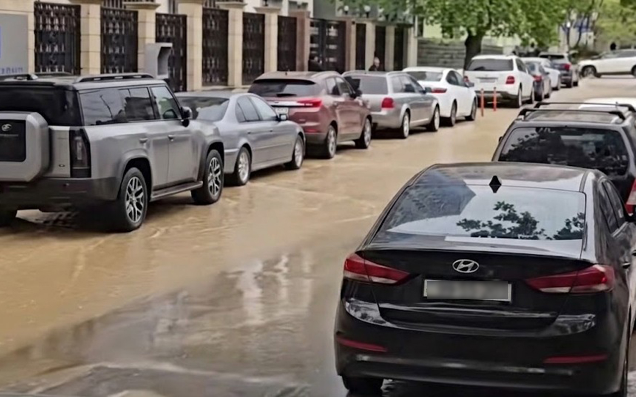 Bakıda boru partladı, küçəni su basdı - Video