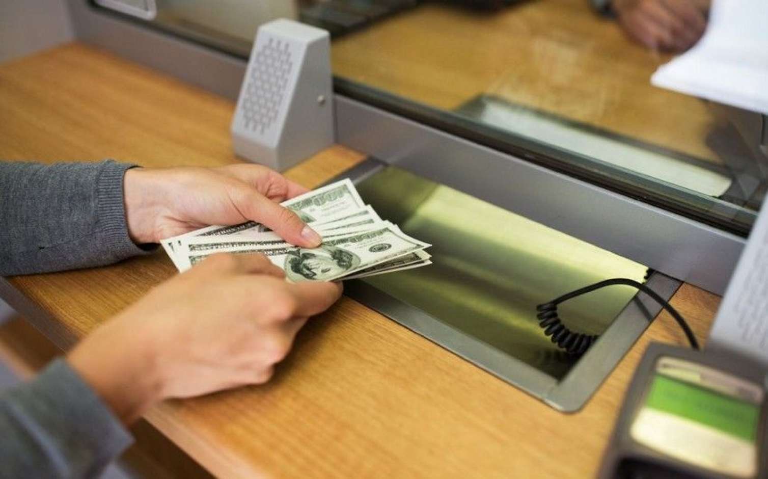 Dollar tarixi rekorda imza atdı - Bu ölkədə