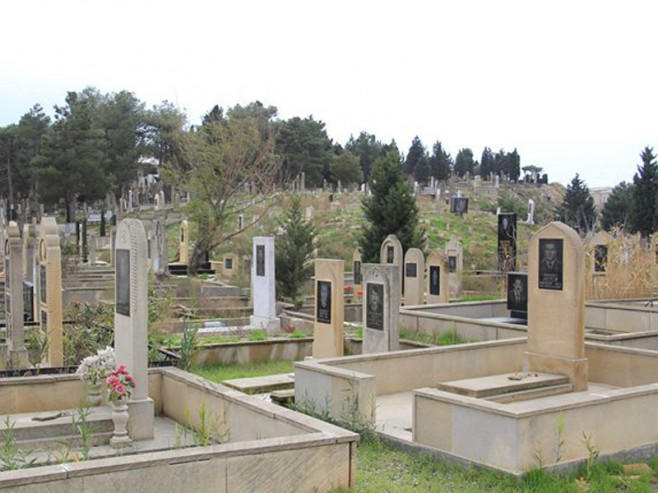 Azərbaycanda ərinin məzarına ziyarətə gələn qadın öldü