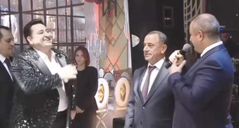İcra başçısı: Sən mənim üçün bir nömrəli müğənnisən - VİDEO