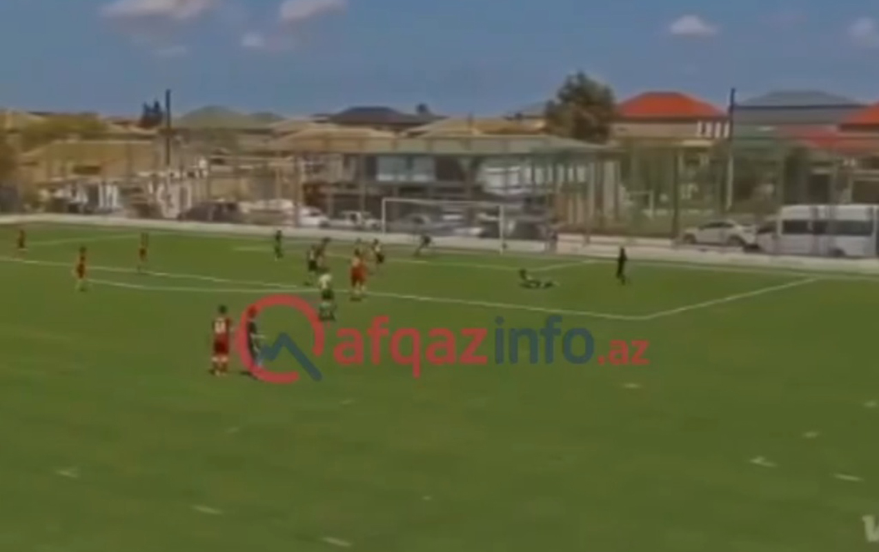 Elvin oyunda yerə yıxıldı, azarkeş onunla şəkil çəkdirdi - Video