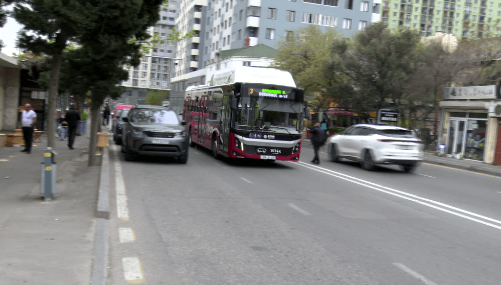 3 nömrəli avtobuslar niyə bu dayanacaqda saxlamırlar? - ŞİKAYƏT - VİDEO