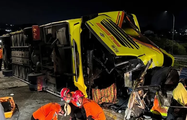 İndoneziyada avtobusla avtosistern toqquşdu