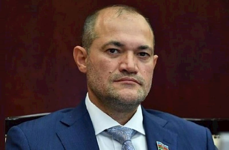 Deputat bərbərdən video paylaşdı: 26 ildir ki, saçımı o qırxır