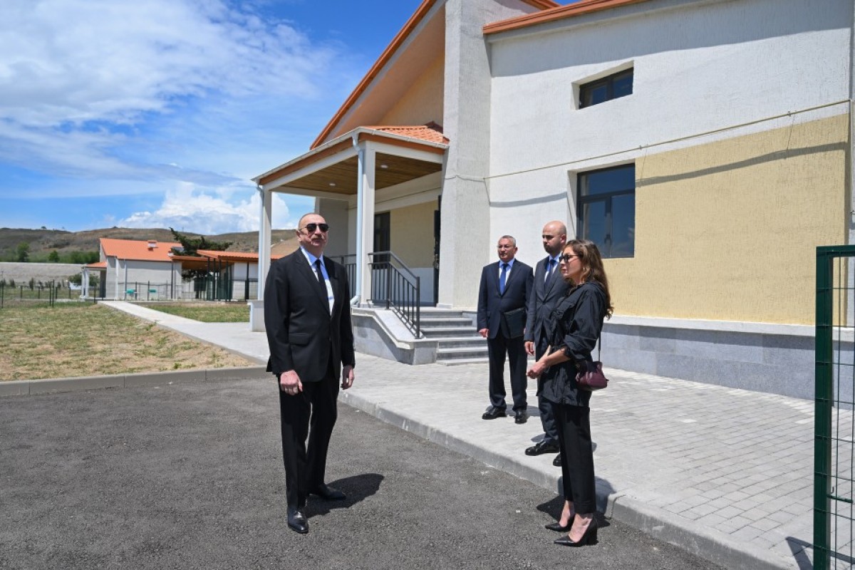İlham Əliyev və birinci xanım fərdi evlərdə yaradılmış şəraitlə tanış oldular - Foto