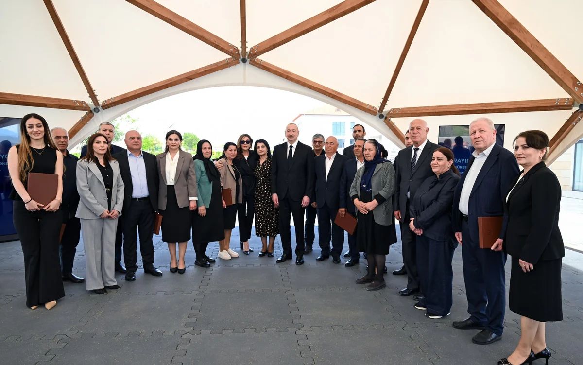 Prezident və birinci xanım Şükürbəyli kəndinə köçən sakinlərlə görüşüblər