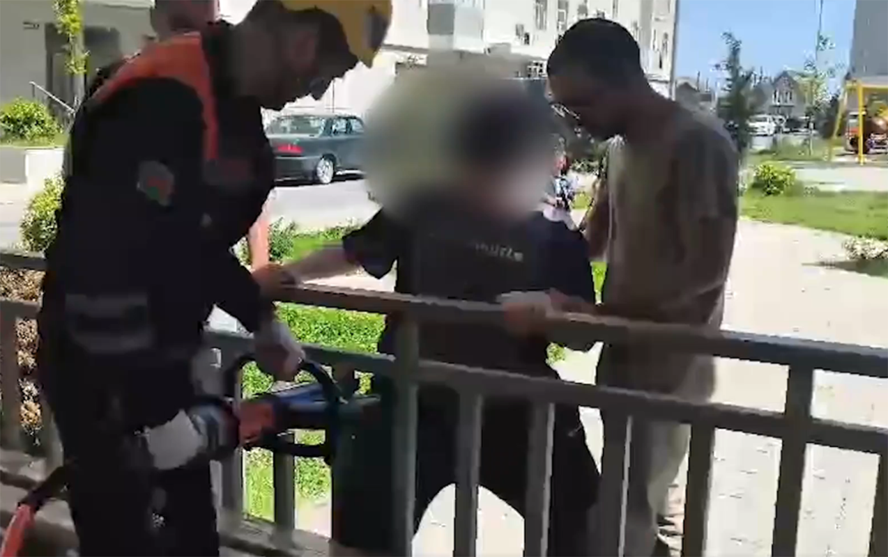 Ayağı dəmir barmaqlıqların arasında qaldı - FHN-ə müraciət etdilər -Video