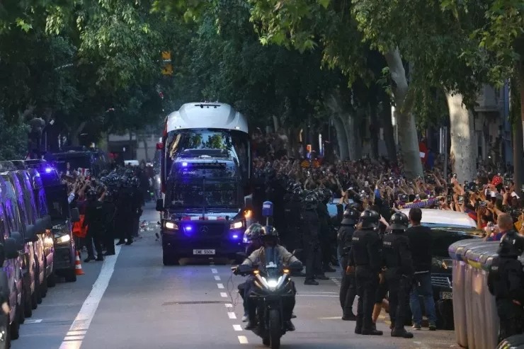 "Barselona" azarkeşləri öz klublarının avtobusunu daşladılar