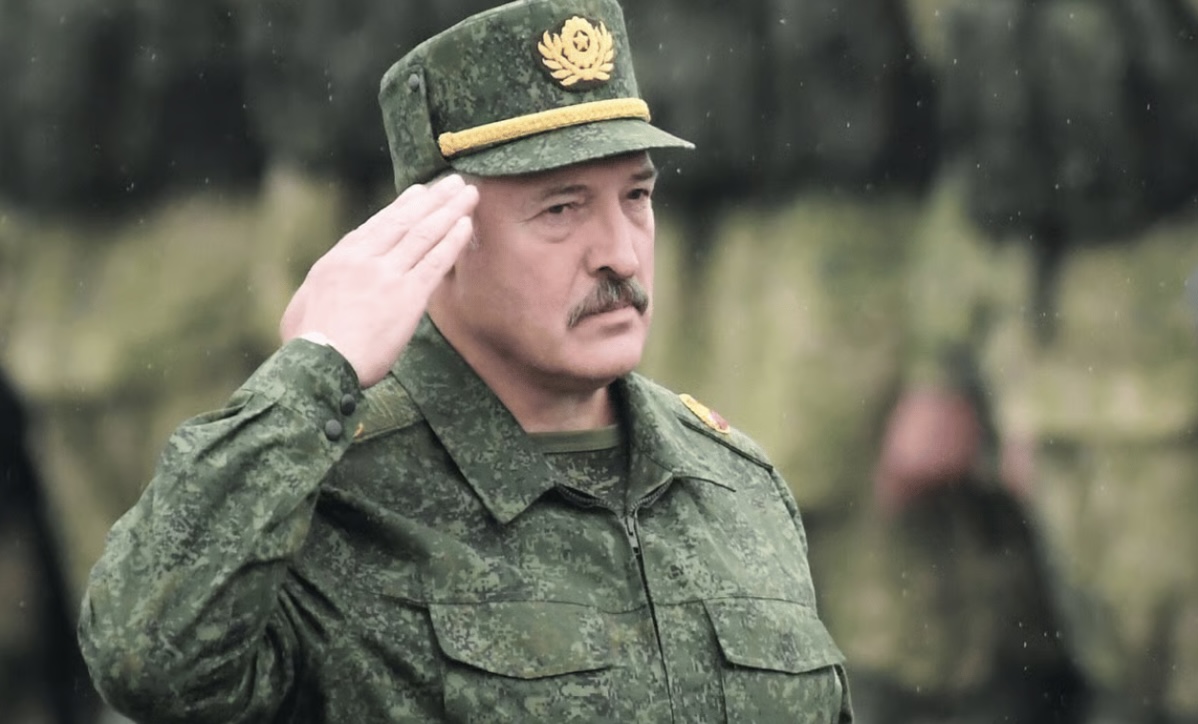 Lukaşenko Belarus ordusunu quru əməliyyatlarına hazır olmağa çağırıb