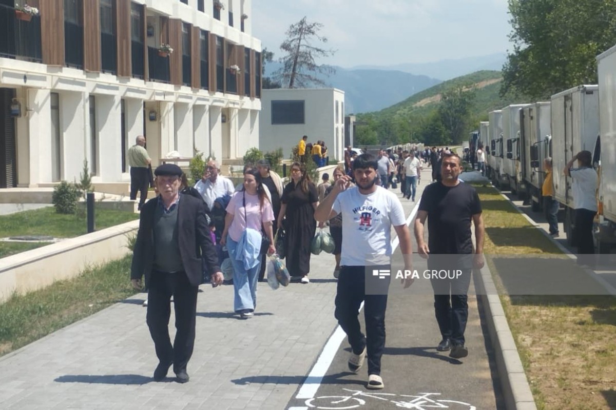 Köç karvanı Zəngilan şəhərinə çatıb, açarlar təqdim olunub - FOTO 
