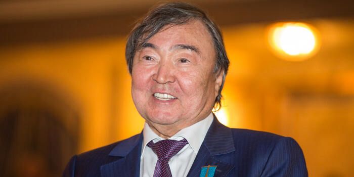 Prezident Qazaxıstanın Xalq yazıçısını təbrik etdi