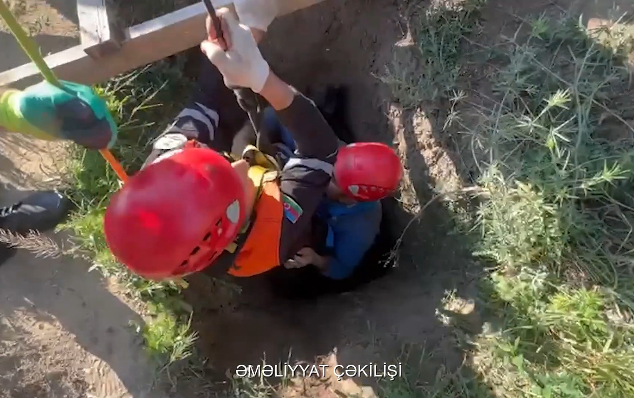 Samuxda quyuya düşən şəxsi FHN belə xilas etdi - Video