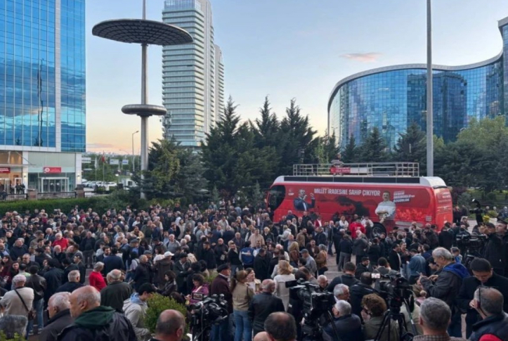 Kılıçdaroğlunun tələbi ilə Özgür Özel və tərəfdarları CHP mərkəzi qərargahından çıxarılıb