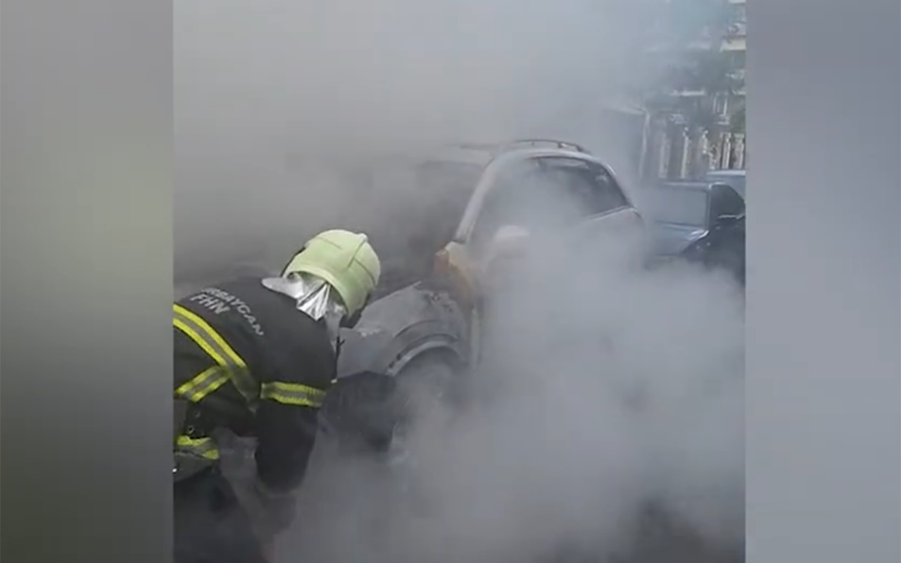 Nərimanovda “Opel” yandı, yanındakı “Mercedes”ə də ziyan dəydi - Video