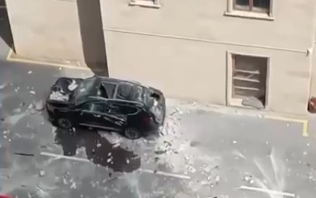 “28 May”da binanın üzlüyü maşınların üstünə töküldü - VİDEO