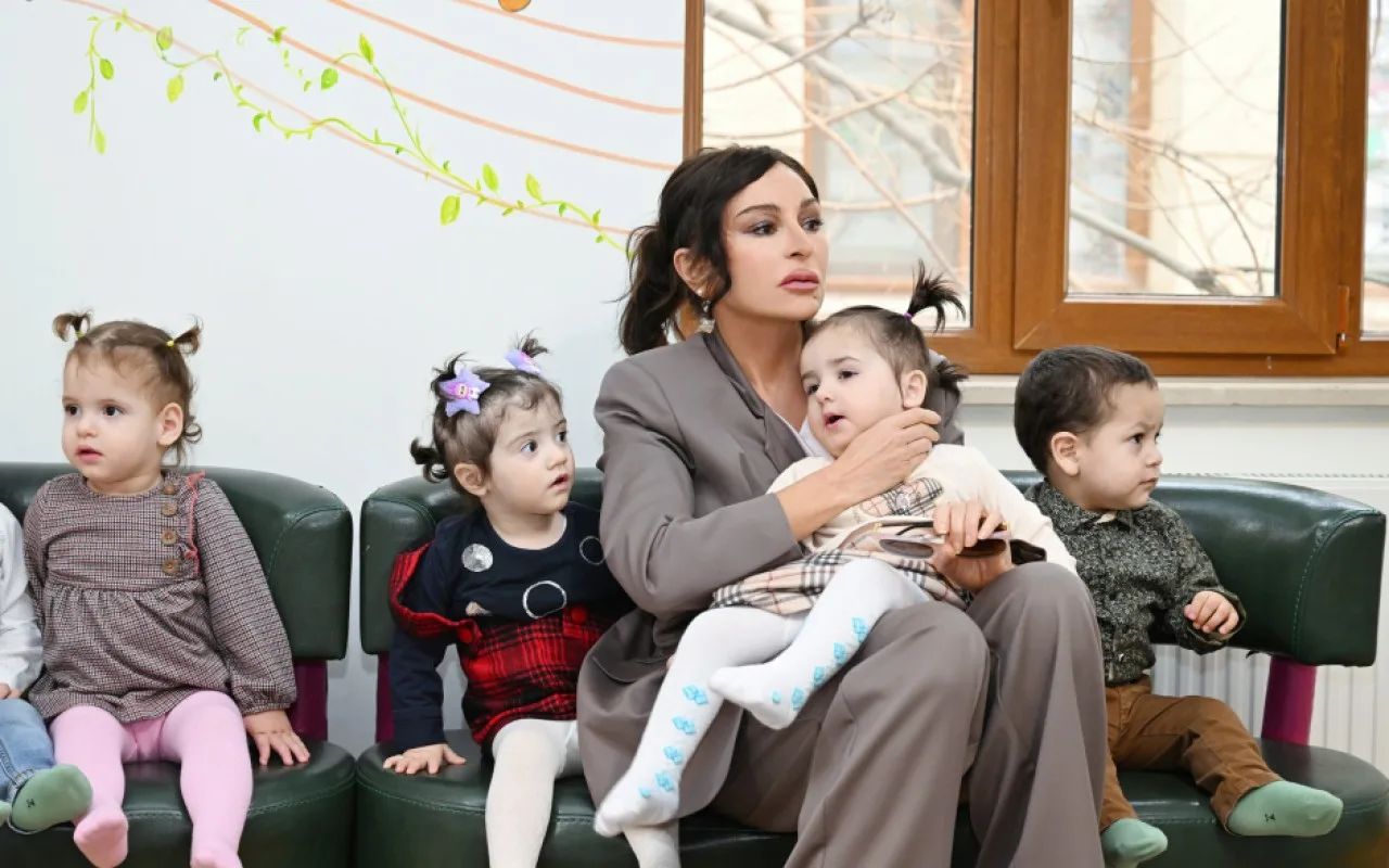 "Hər bir uşağa xoşbəxt həyat arzulayıram" - Mehriban Əliyeva