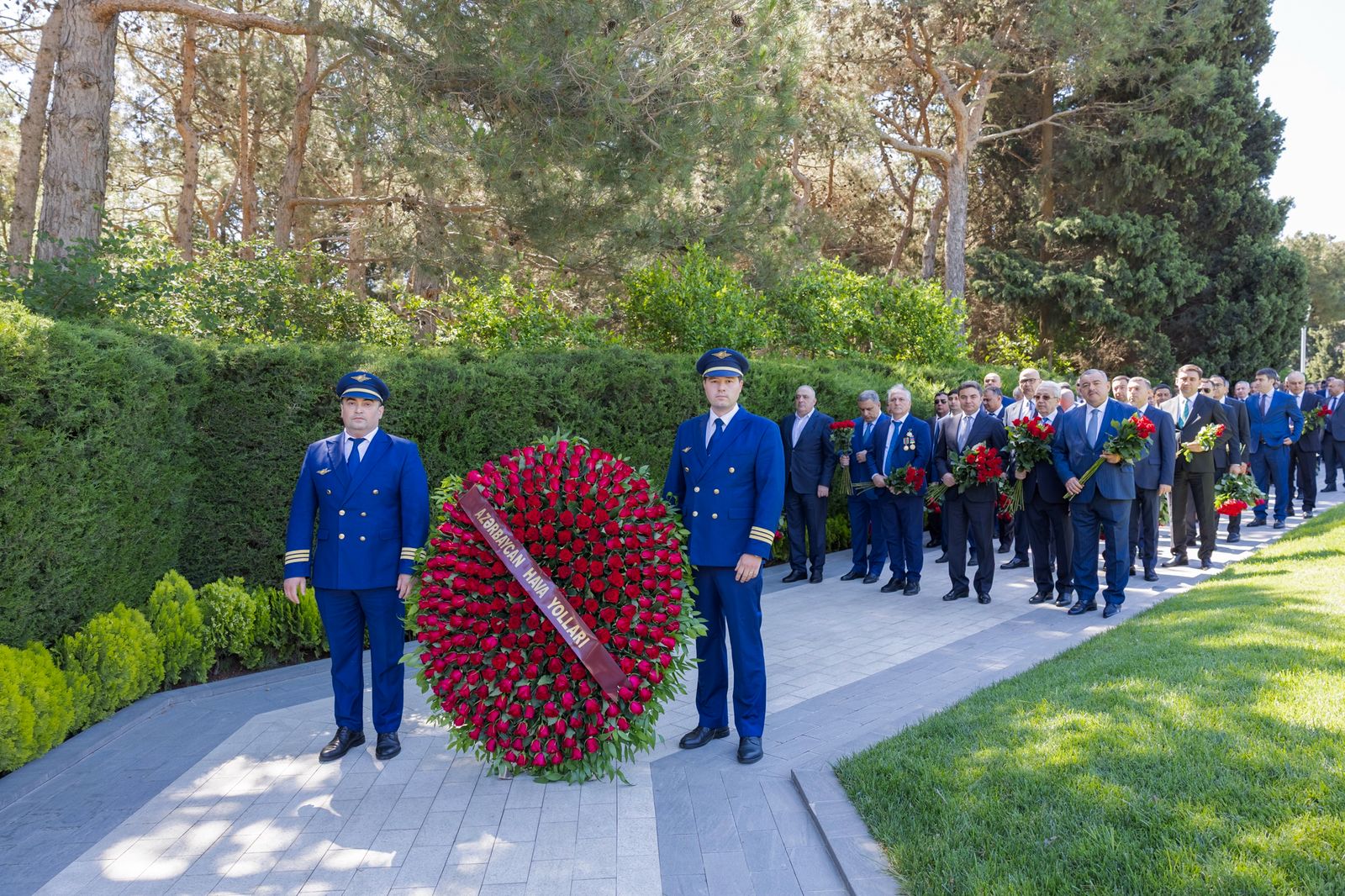 AZAL kollektivi və mülki aviasiyanın digər nümayəndələri Fəxri xiyabanı ziyarət etdi - FOTOLAR