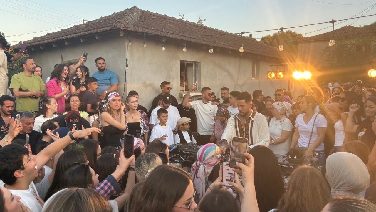 Dünyaca məşhur DJ doğulduğu kənddə konsert verdi - VİDEO