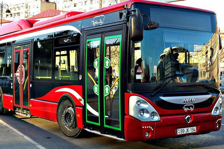 Bakıda avtobusda qalmaqal: sürücü və sərnişin arasında dava düşdü - VİDEO