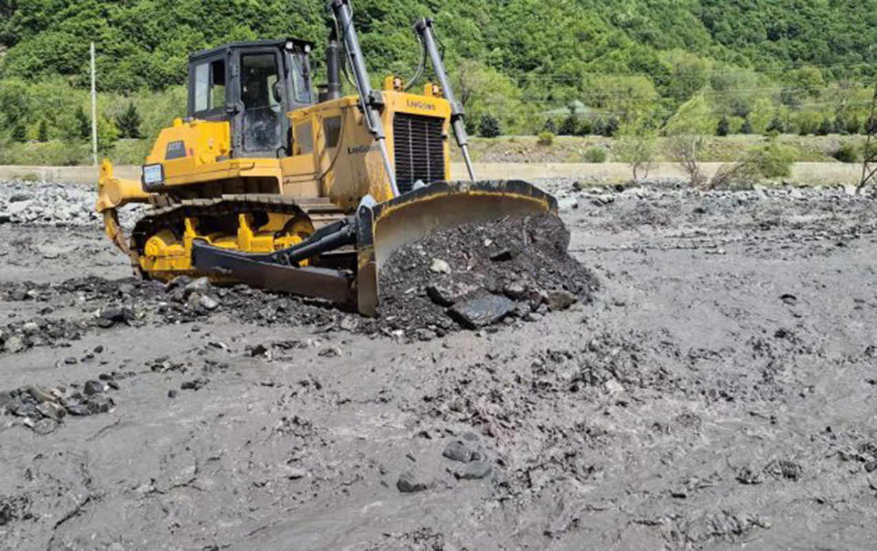 Sel Laza yolunu yararsız vəziyyətə saldı