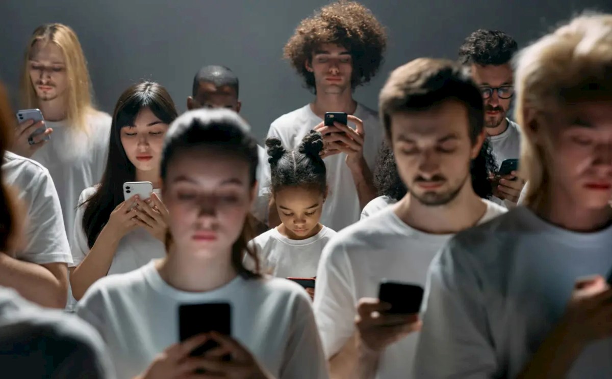 Smartfonlardan istifadə üz quruluşumuzu dəyişdirir - Həkim