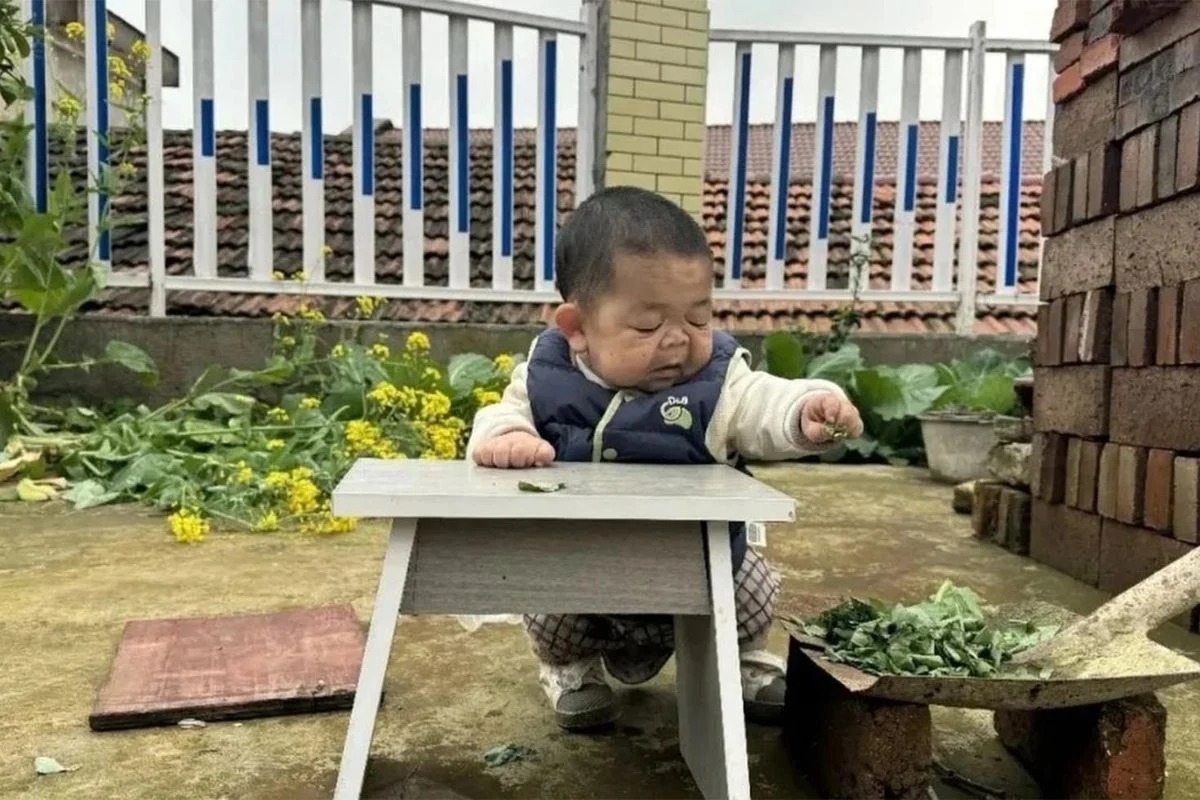 25 yaşı olsa da uşaq kimi görünür - FOTO