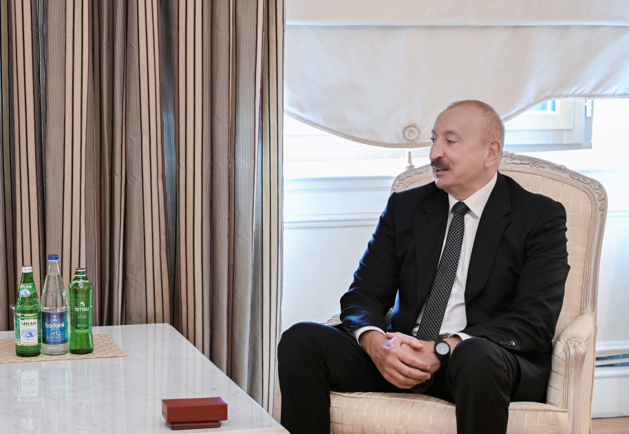 Prezident otağındakı heykəldən danışdı - FOTO