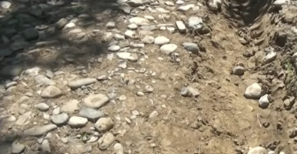 Quba sakinlərinin yol problemi: "Xəstə anamı 5 nəfərlə qucağımıza alıb apardıq" - VİDEO