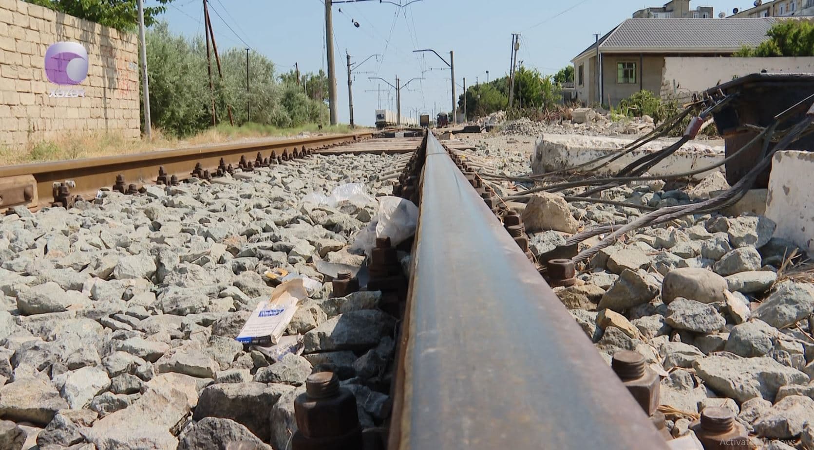 Bakının bu dəmir yolu ərazisində olan tikililərdə söküntü başladı - VİDEO