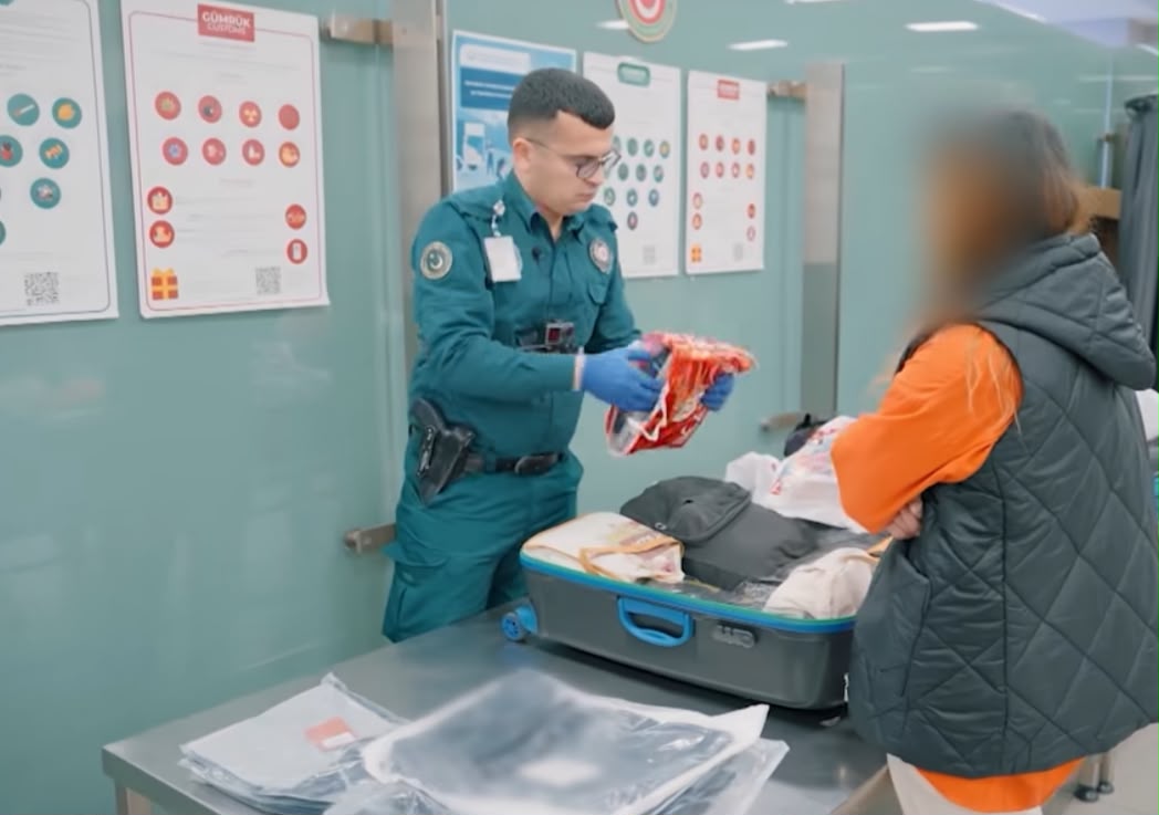 İstanbul hava limanında gərgin anlar: Azərbaycanlı qadının çantasından bunlar çıxdı – VİDEO