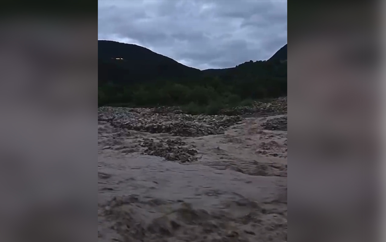 Şamaxıda Ağsu çayı daşdı - İnsanlar yollarda qaldı - Video