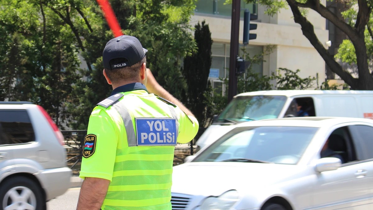 Polis motosikleti təhlükəli idarə edən sürücünü saxlayıb